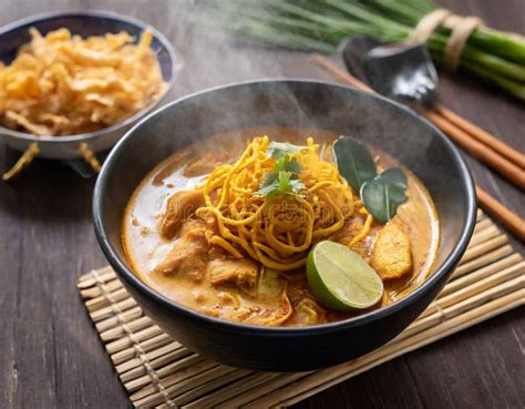  Khao Soi: Een romige curry met knapperig gefrituurde noedels die je smaakpapillen verwennen!