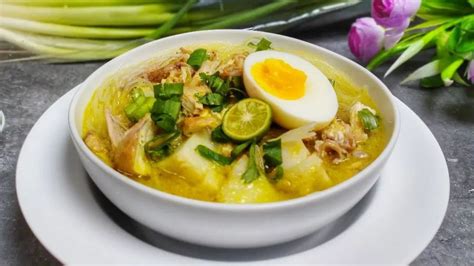  Soto Banjar! Een romige soep vol met aroma's en textuur die je smaakpapillen zal verwennen