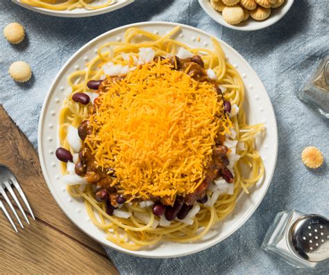  Cincinnati Chili: Een romige, pittige smaakbom met een Krokante Knoflooktopping!