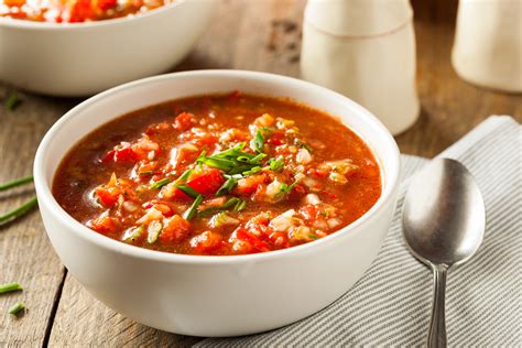 Gazpacho Andalúz: Een Verfrissende Dans van Zomerse Groenten en Kruidige Specerijen!