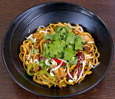  Laghman Noodles: Een Overheerlijk Gebakken Gerecht Met Een Ontzettend Intens Smaakprofiel!