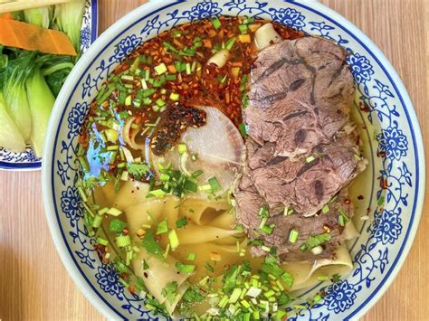  Lanzhou lamian: Een pikante ontmoeting van sappig vlees en elastische noedels!