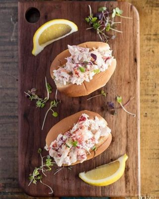  Lobster Roll: Een Romige Delicatesse met een Zoute Zeezuchten!