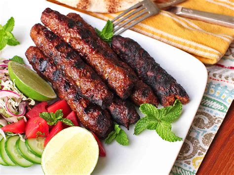  Seekh Kebab: Een Smakelijk Fiesta van Kruiden en Gegrilde Textuur!