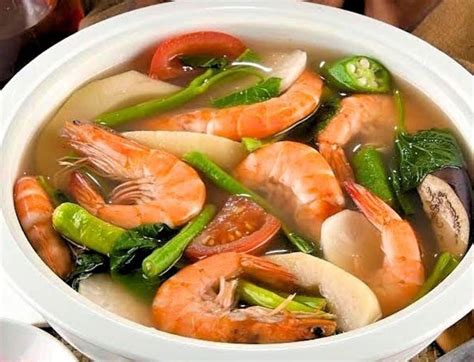  Sinigang na Hipon: Een explosie van zure smaken en romige texturen met garnalen als sterspeler!